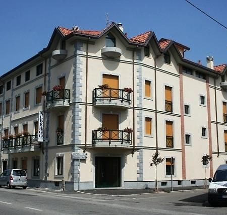 Locanda Sant'Ambrogio Cislago Exterior photo
