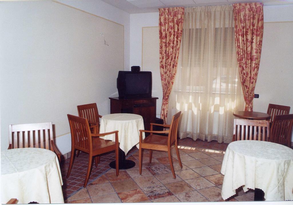Locanda Sant'Ambrogio Cislago Exterior photo